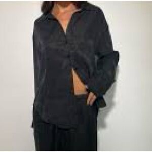 Neiman Marcus 100% silk stunning long blouse with great front usable pocket.